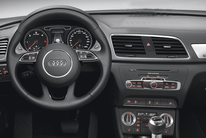 372 678: Plastový rámik autorádia  Audi Q3